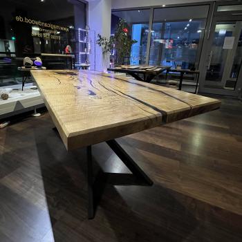 Ein besonderer Tisch mit guter Tradition, konservativ schön und grundtief lebendig durch masserungreiche Bergulme. Eine ganze Platte voller Leidenschaft veredelt durch einen tief blauen Epoxidharz auf einem Spider Gestell.